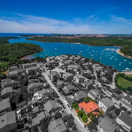 Апартаменты With Parking Space Banjole, - 17398 *